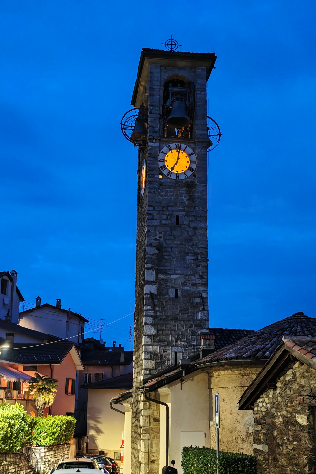 Campanile al crepuscolo